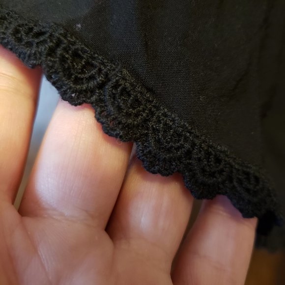 Flowy dress with embroidery and lace - Picture 9 of 12